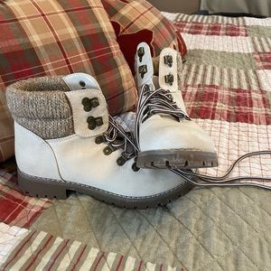 Barely used women’s Winter White Cliff’s winter hikers. Adorable